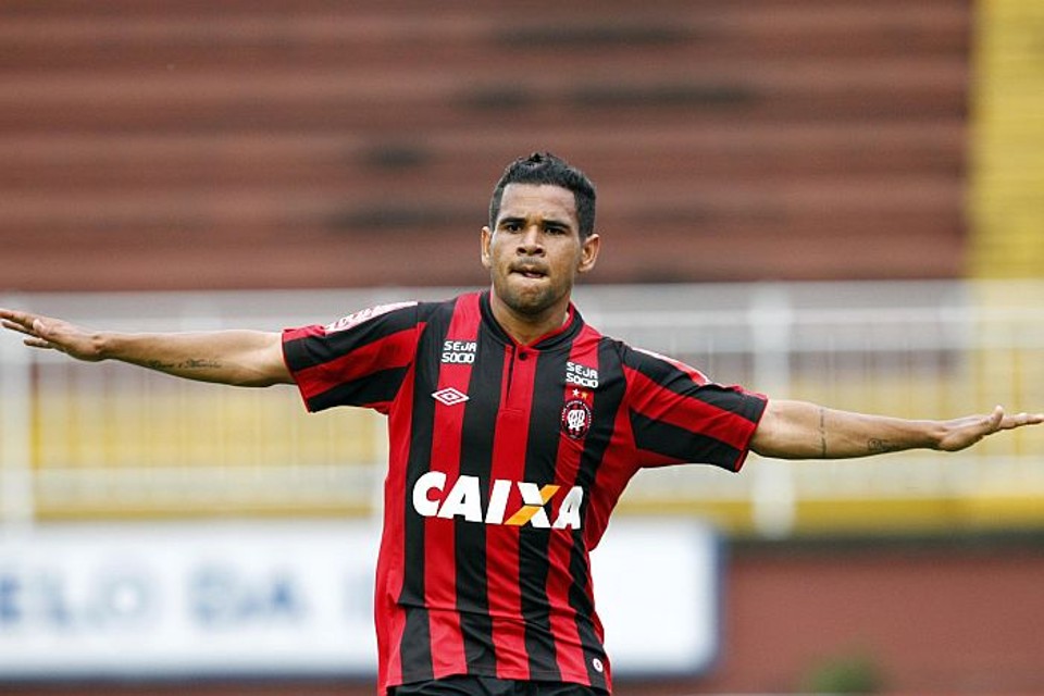 Ederson comemora o segundo gol do Atlético na vitória sobre o VAsco | Albari Rosa / Gazeta do Povo