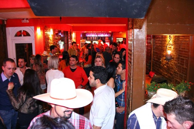 Território Sertanejo: O Território Sertanejo contrasta com a grandiloquência de lugares como Victoria Villa e Woods. É um pequeno bar na Rua Chile, aberto em 2007, com capacidade para 300 pessoas e dedicado a todas as vertentes do sertanejo  