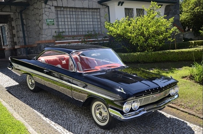 Abril - Chevrolet Impala 1961- O exemplar do advogado Luiz Fernando Carneiro Bettega, 37 anos, é a versão Sport Coupé, da terceira geração do topo da linha do Bel Air. Seu bloco V8 283 desenvolve 182 cv. O câmbio é automático |