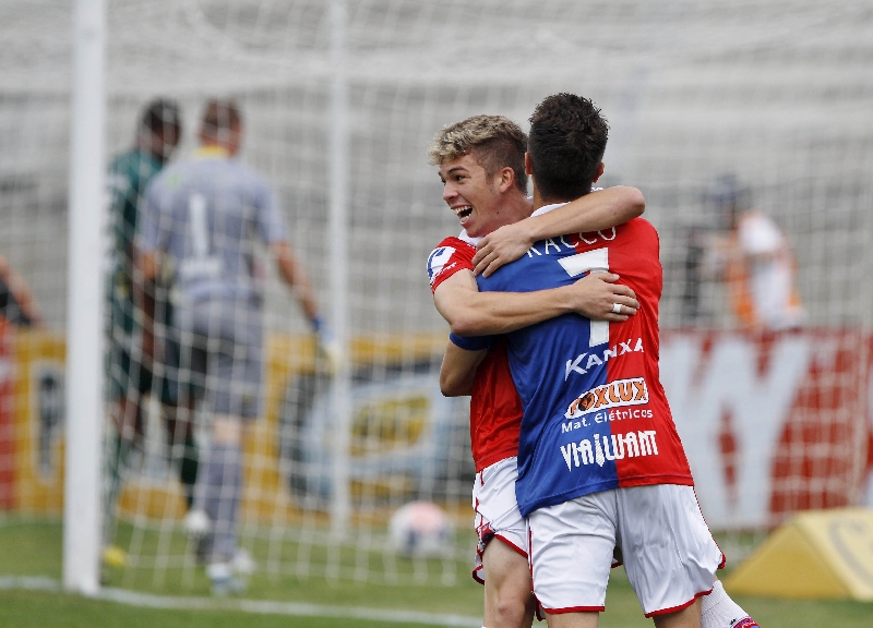 Júlio César, revelação de 19 anos, saiu do banco para garantir espaço no Tricolor de 2014 | Daniel Castellano/ Gazeta do Povo