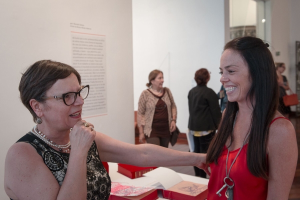 Marilia Diaz, coordenadora artística do 4º Salão Nacional de Cerâmica, comemora com Rebeca Gavião Pinheiro, produtora executiva, o sucesso da abertura do evento, na última terça-feira, na Casa Andrade Muricy, que fica em cartaz até março de 2014 | Marcello Kasawe
