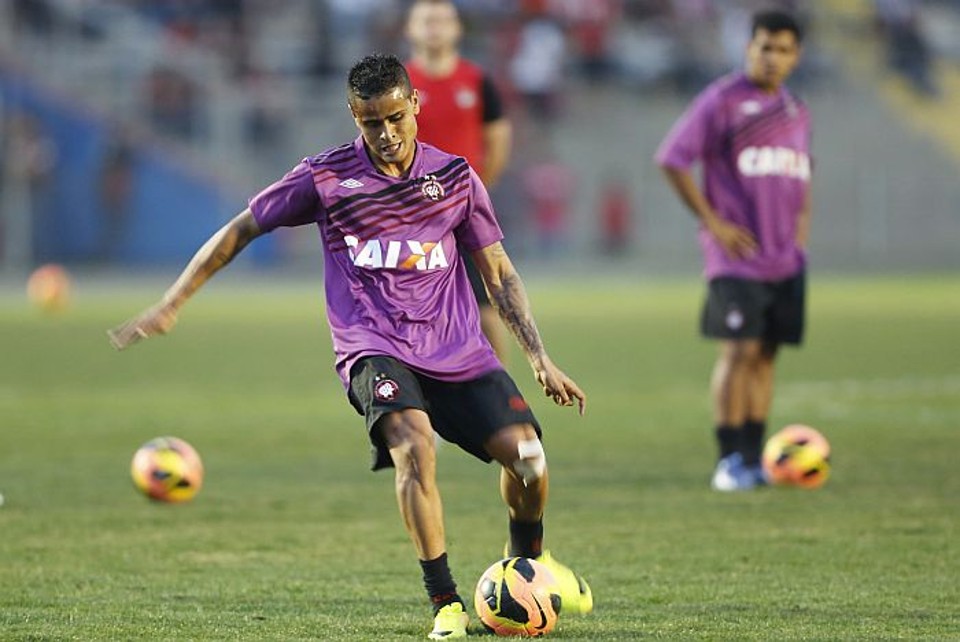 Éverton assinou com o Flamengo por quatro anos | Daniel Castellano / Gazeta do Povo