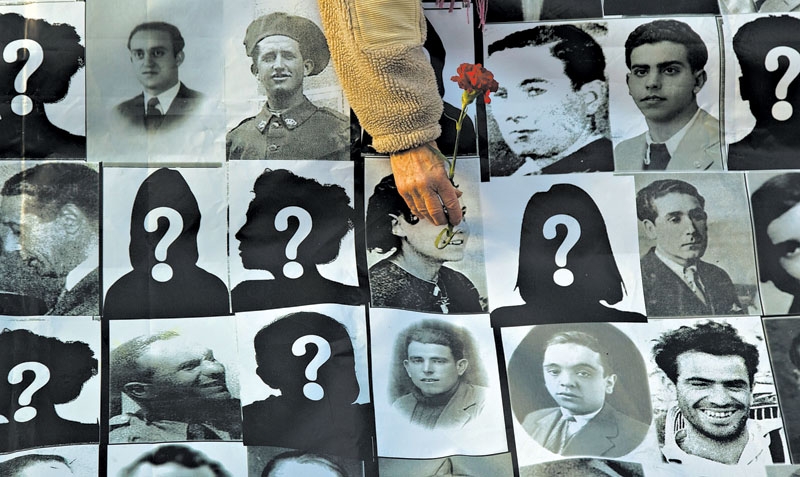 Painel expõe retratos de vítimas da Guerra Civil Espanhola | sergi0 perez/reuters