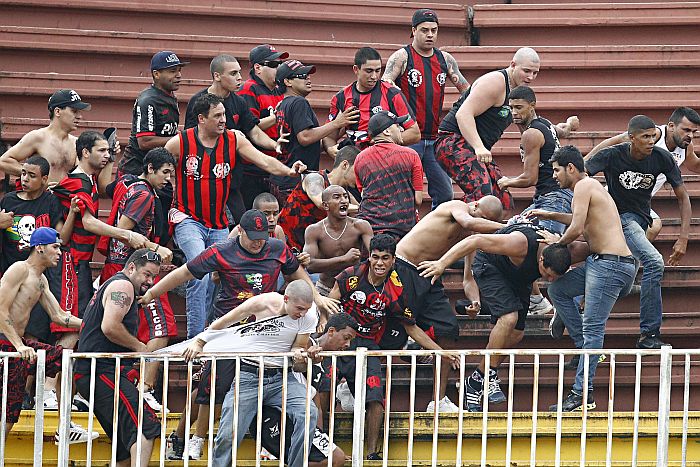Briga generalizada entre torcidas do Atlético e Vasco em Joinville | Albari Rosa / Gazeta do Povo