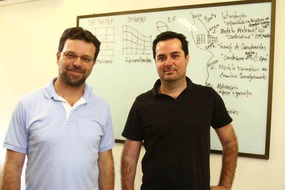 O curso de Matemática Empresarial da UEL, idealizado pelos professores Paulo Natti e Eliandro Cirilo, é voltado ao ambiente dos negócios. | Gilberto Abelha / Jornal de Londrina