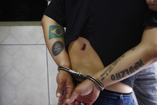 Detalhe de um dos torcedores atleticanos presos na Operação Cartão Vermelho |