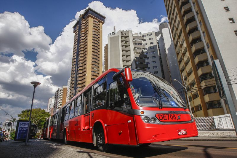 Estudo que propõe subsídio federal no transporte público prevê redução de 14% no valor da passagem em Curitiba | Daniel Castellano/Gazeta do Povo