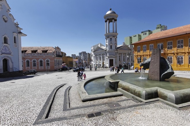 Centro Histórico: Quem trabalha no centro da cidade acaba vendo essa região como mero ambiente de passagem. Mas um passeio tranquilo, a pé, partindo da Praça Tiradentes até o Largo da Ordem, revela um mundo de novidades para as crianças. Na região onde Curitiba nasceu, há muitas placas que contam a história dos edifícios e das igrejas, assim como esculturas de personalidades do passado. Destaque para o Memorial de Curitiba, no Largo, onde há obras públicas de artistas como Sérgio Ferro. Se a caminhada for feita num domingo, o visitante pode desfrutar da tradicional Feira do Artesanato, a Feirinha. | 