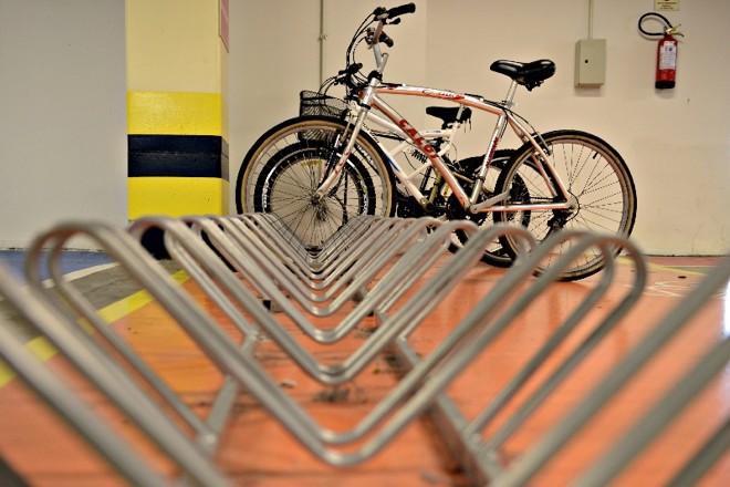 Shoppings centers, como o Mueller, oferecem bicicletário gratuitamente. Um funcionário anota o nome do dono e características da bicicleta | 