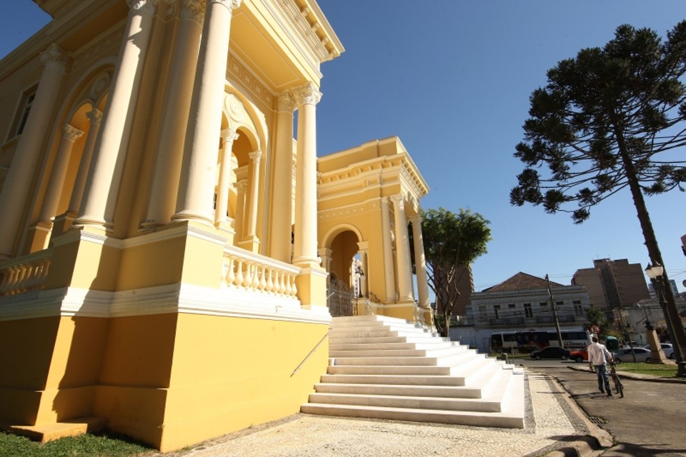 Câmara de Curitiba paga supersalários para 97 funcionários Câmara: distorções salariais foram criadas por 55 medidas tomadas ao longo dos anos | Antônio More/ Gazeta do Povo