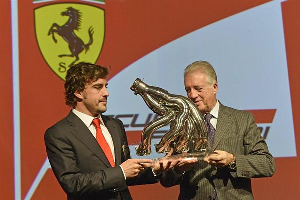 Alonso está ansioso para trabalhar com Raikkonen Fernando Alonso em evento da Ferrari: espanhol terá como companheiro de equipe outro campeão mundial, o finlandês Kimi Raikkonen |