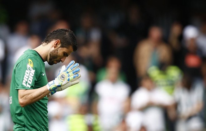 Vanderlei comemora após defesa que garantiu a vitória do Coritiba por 2 a 1 |