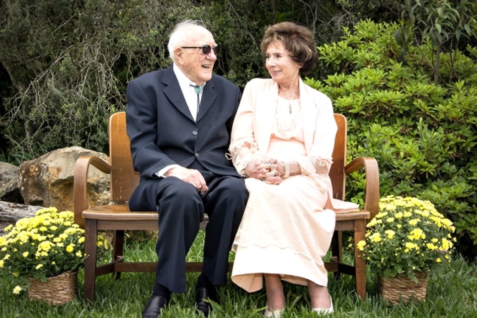 O geólogo e professor João José Bigarella e a artista plástica Iris Bigarella, que comemoraram no domingo 65 anos de casados com almoço para a família e amigos no Recanto Bom Conselho, em Almirante Tamandaré | George Guedes