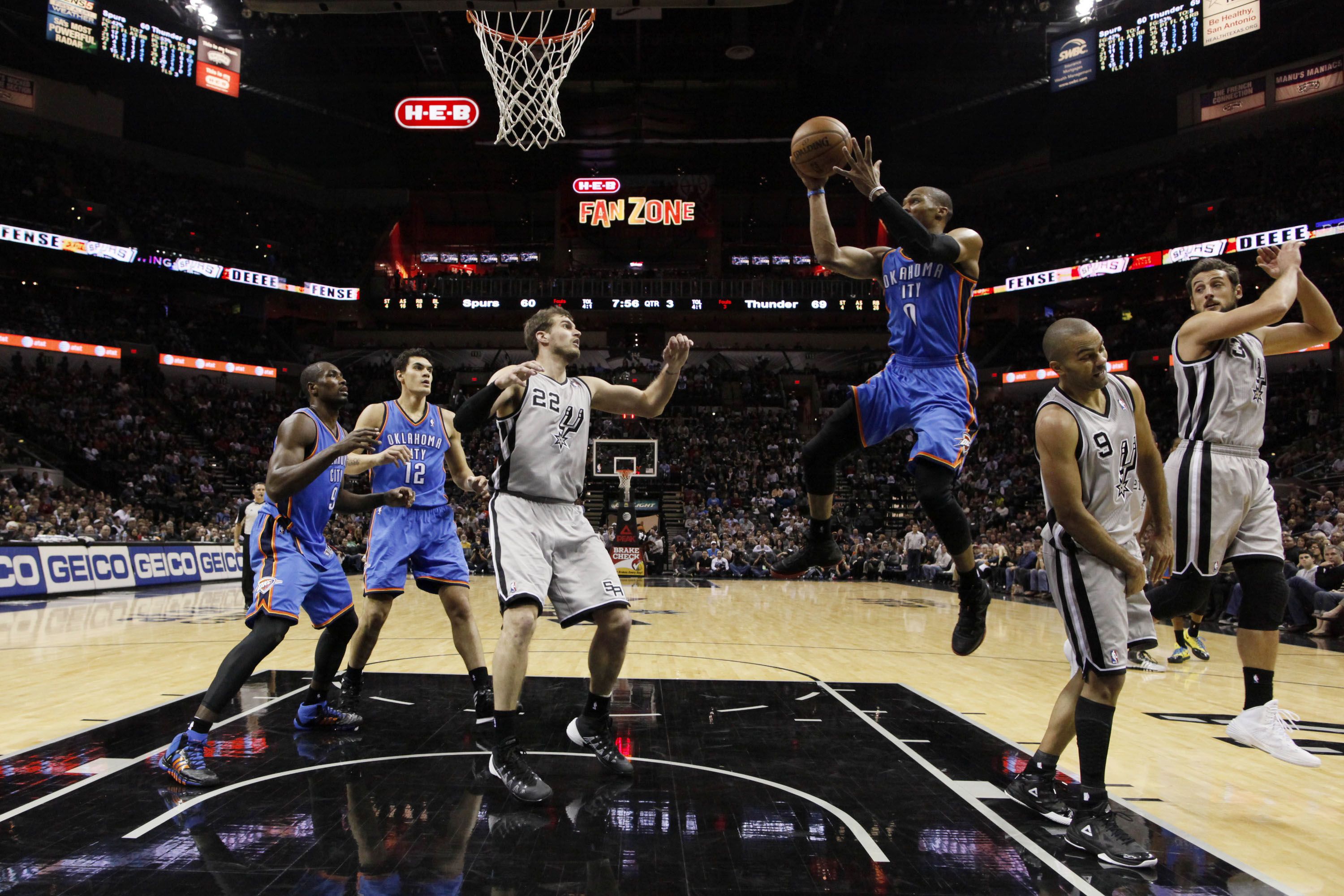 Tiago Splitter, Spurs pegou 11 rebores do Oklahoma City Thunder, mas Russell Westbrook ainda fez 31 pontos. | Soobum Im-USA Today Sports