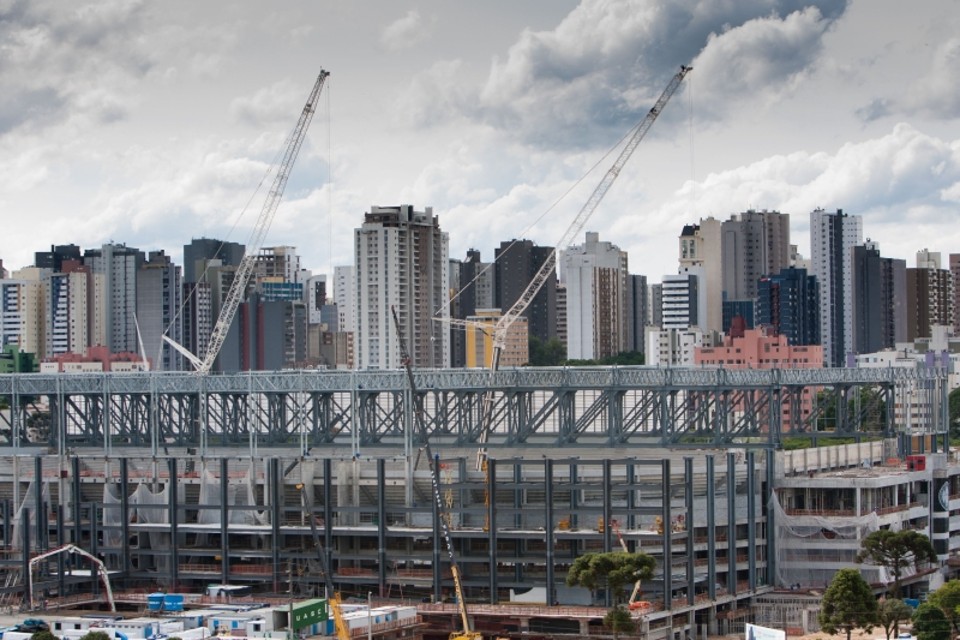 Cronograma da Arena da Baixada atrasou mais do que o esperado pela Fifa: estádio completamente pronto só no fim de maio | Brunno Covello/ Gazeta do Povo