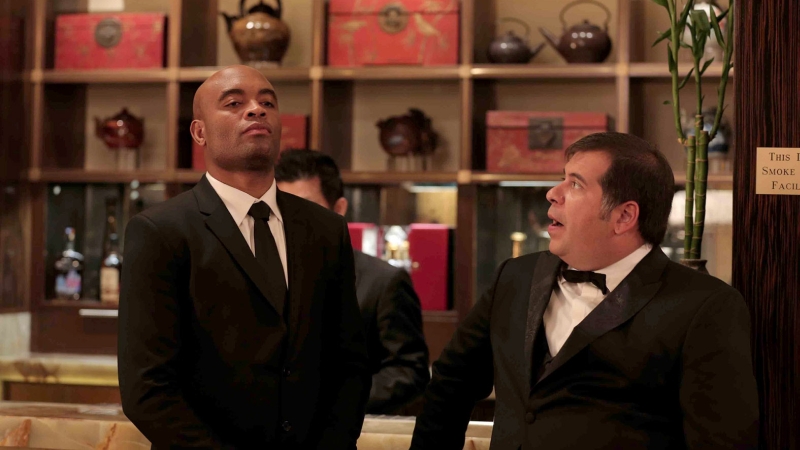 Anderson Silva e Hassum: lutador faz participação no segundo filme estrelado pelo comediante | Divulgação