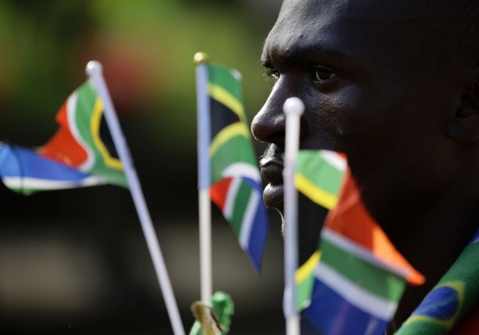 Cortejo fúnebre voltou a levar o corpo de Mandela do Hospital Militar de Pretória até a sede governamental | REUTERS/Kevin Coombs