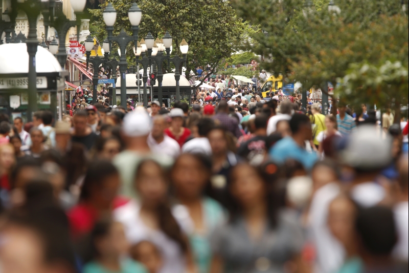 Calçadão da Rua XV ontem. Algumas lojas registraram movimento dobrado | marcelo Andrade/ Gazeta do Povo