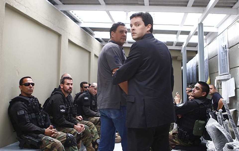O ex-vereador Juliano Borghetti se apresenta à polícia na companhia de seu advogado | Jonathan Campos / Gazeta do Povo