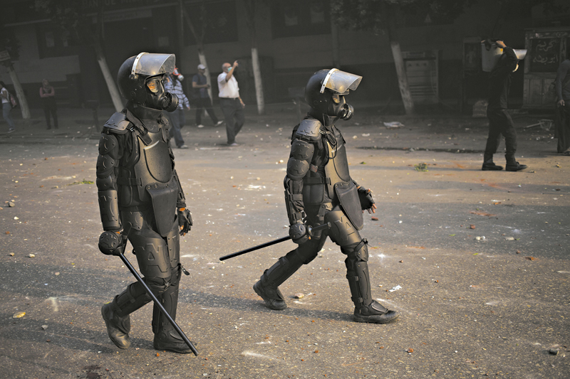 O novo governo do Egito vem se valendo fortemente da polícia para reprimir levantes como este recente no Cairo | Hassan Ammar/Associated Press