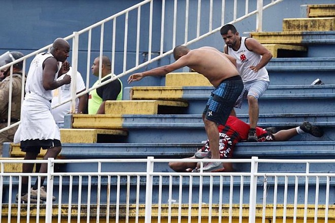 Torcedores de Vasco e Atlético brigaram nas arquibancadas da Arena Joinville, paralisando a partida entre as duas equipes | 