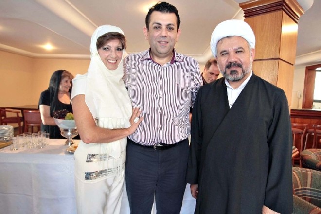 Yara Eisenbach, ex-diretora de Gestão da Copel, casou no último dia 26 com o empresário libanês Mohamad Ziad (ao centro), em Curitiba. A cerimônia foi celebrada pelo sheikh Ebrahimi (à dir.). O casal vai morar em Montreal |