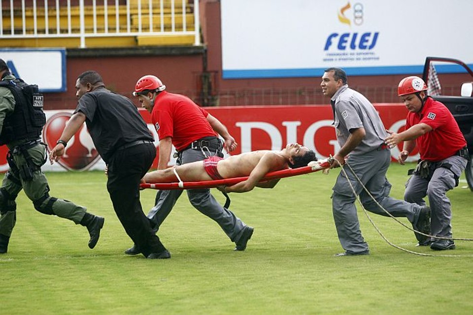 Willian Batista da Silva precisou ser transportado pelo helicóptero da PM para o hospital | Albari Rosa / Gazeta do Povo