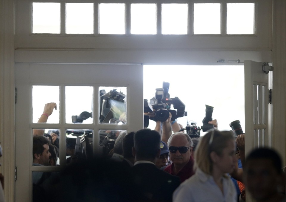 Cinegrafistas tumultuam a chegada do técnico Luiz Felipe Scolari na Costa do Sauípe | Ricardo Moraes/Reuters