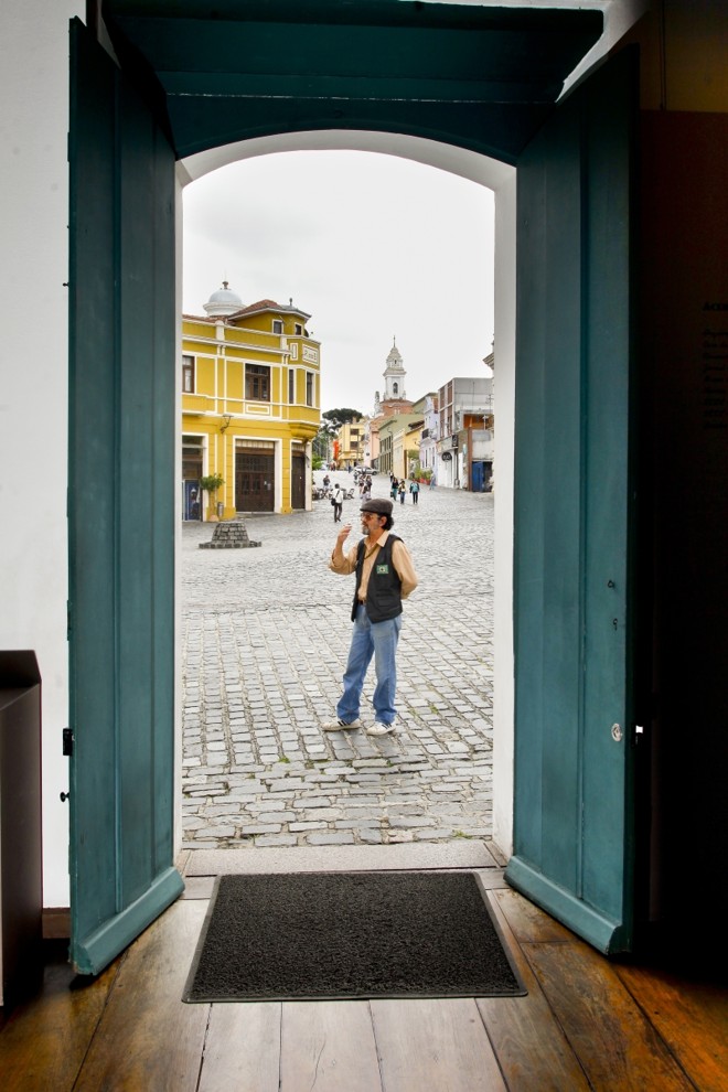 De dentro para fora, vista da porta principal da Casa Romário Martins | 