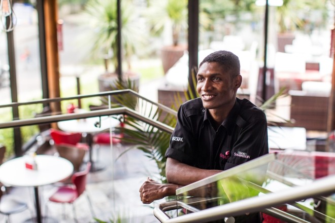 Reginald Alfred, 29 anos: psicólogo e comunicador no Haiti, ele trabalha como atendente de produção no restaurante Karina | Bruno Covello/Gazeta do Povo
