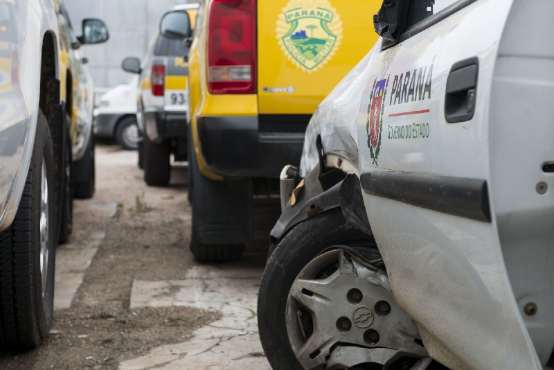Carros oficiais parados em oficina à espera de conserto: governo atrasou o pagamento de fornecedores | Henry Milléo/ Gazeta do Povo