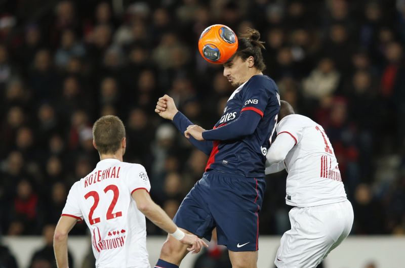 Craque Ibrahimovic marcou de falta, mas PSG não foi além de um 2 a 2 com o Lille | Benoit Tessier / Reuters
