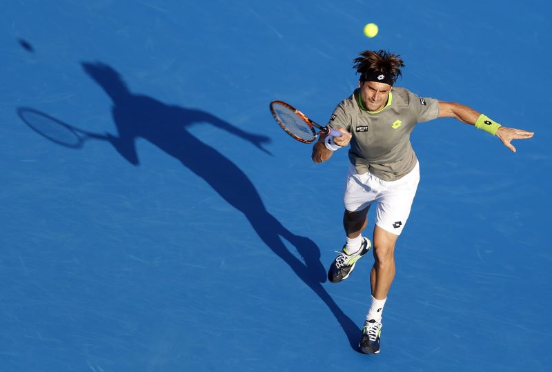 David Ferrer rebate bola no duelo com Rafael Nadal nesta sexta-feira em Abu Dabi | Ahmed Jadallah / Reuters