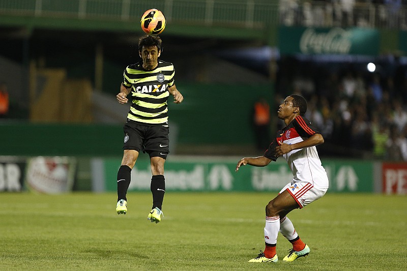 Elias, em ação contra o Coritiba: volante está próximo de continuar no Flamengo | Marcelo Andrade / Agência de Notícias Gazeta do Povo
