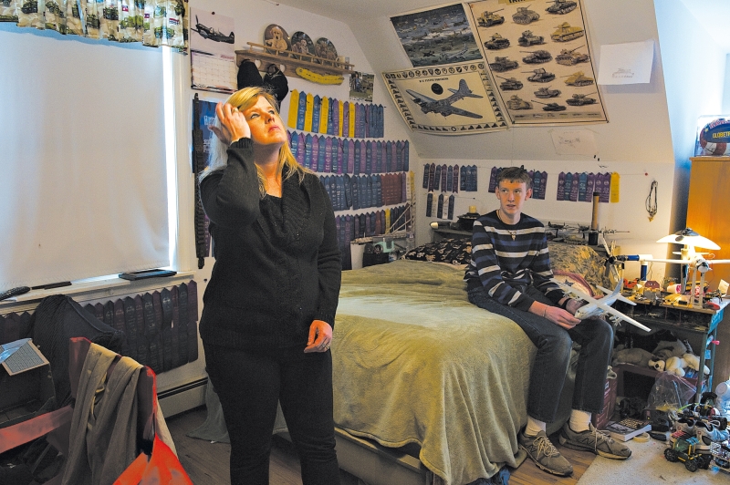 Amy Speck e seu filho Daniel, cujo rápido crescimento da aorta foi desacelerado depois que ele começou a participar de um estudo envolvendo uma medicação contra a hipertensão arterial | Mary F. Calvert para The New York Times