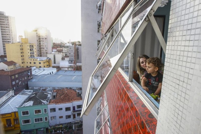 Janaína Ceni e Miguel no apartamento da família: Passeio Público e outros espaços públicos são as áreas de lazer do menino |