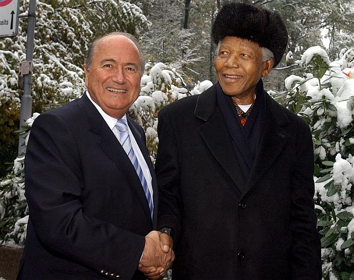 Blatter recebe Mandela em visita à sede da Fifa, na Suíça, em 1993 | Eddy Risch / EFE
