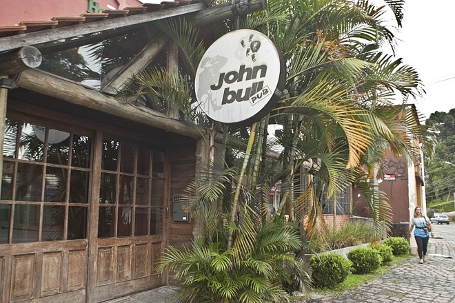 John Bull Pub: Fundado em agosto de 1983 pelo empresário Gilberto Carvalho, o John Bull teve outros cinco endereços antes do atual. A casa conserva uma tradição de manter equipamentos de qualidade e ter um público fiel que gosta de rock e blues tradicional .Para o dono da casa, o segredo da longevidade do John Bull está na personalidade que o bar conquistou. 