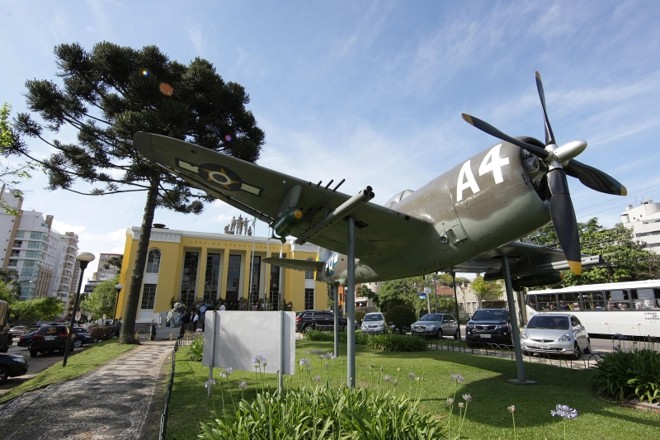 Museu do Expedicionário: Atraente especialmente para as crianças que adoram aviões ou tanques de guerra. A aeronave Thunderbolt, exposta bem em frente do museu, foi usada pelos soldados brasileiros na Segunda Guerra Mundial, fato oportuno para conversar sobre patriotismo, história e virtudes, como a coragem e a esperança. A depender da idade das crianças, pode não ser a hora de falar sobre a guerra, mas o lugar ajuda a entender a necessidade de proteger os inocentes e o valor da paz. Para os maiores, que já têm aulas de geografia, o museu oferece a chance de entender como era a divisão dos países seis décadas atrás: o local é cheio de mapas e ilustrações. | 