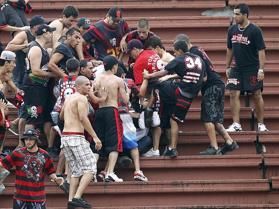 Briga entre as torcidas de Atlético e Vasco na Arena Joinville | Albari Rosa / Gazeta do Povo