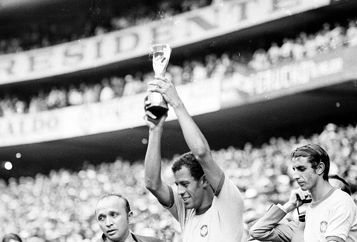 Carlos Alberto Torres levanta a Jules Rimet no México em 70: troféu que foi roubado era de posse definitiva do Brasil | Agência Estado