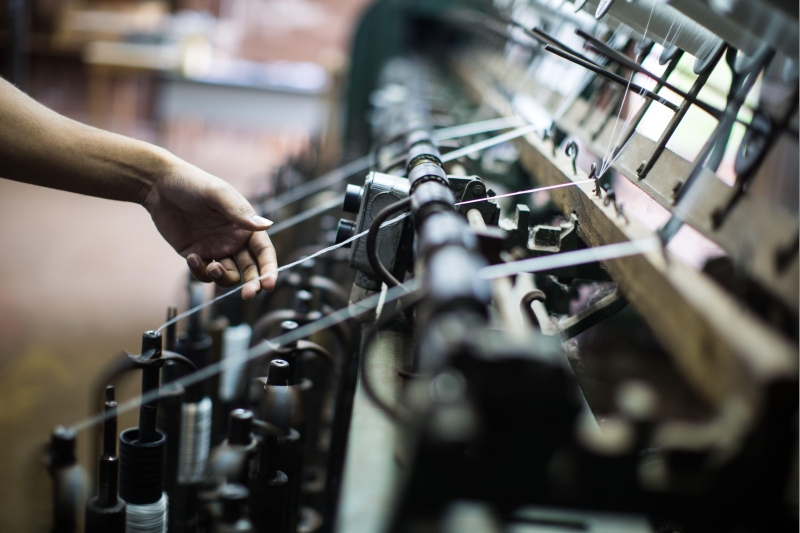 Os fios de seda produzidos no Paraná vão virar tecido em Petrópolis e lenços estampados em SP | Bruno Covello/Gazeta do Povo