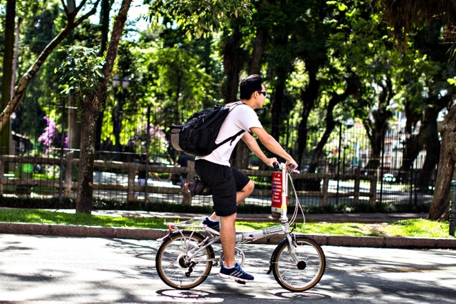 Ciclista se locomove pela via compartilhada na altura do Passeio Público | 