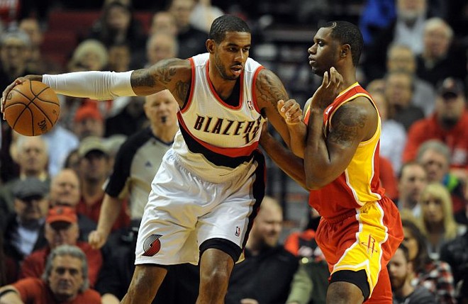 LaMarcus Aldridge conseguiu um "double-double" de 31 pontos e incríveis 25 rebotes, ofuscando a também ótima atuação de Dwight Howard | Reuters
