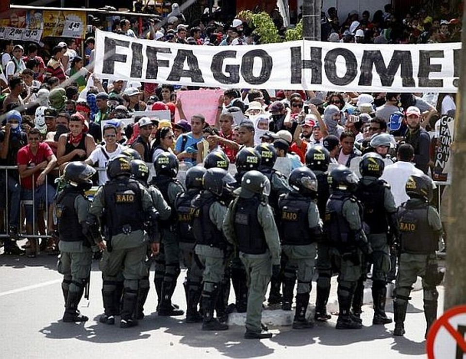 Governo defende diálogo para evitar protestos na Copa Manifestantes entram em confronto com a polícia antes da semifinal entre Espanha e Itália em Fortaleza na Copa das Confederações: governo vai tentar pelo diálogo evitar os protestos | Kai Pfaffenbach / Reuters