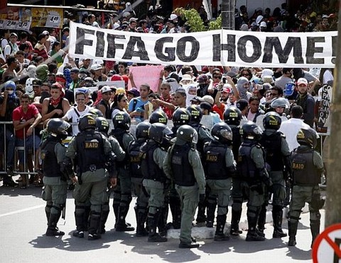 Governo defende diálogo para evitar protestos na Copa Manifestantes entram em confronto com a polícia antes da semifinal entre Espanha e Itália em Fortaleza na Copa das Confederações: governo vai tentar pelo diálogo evitar os protestos | Kai Pfaffenbach / Reuters
