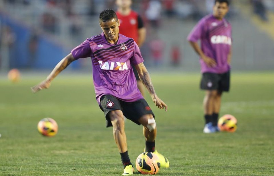 Atlético tem até segunda-feira para segurar o meia Everton Tempo está acabando para o Atlético garantir Everton para 2014 | Daniel Castellano / Gazeta do Povo