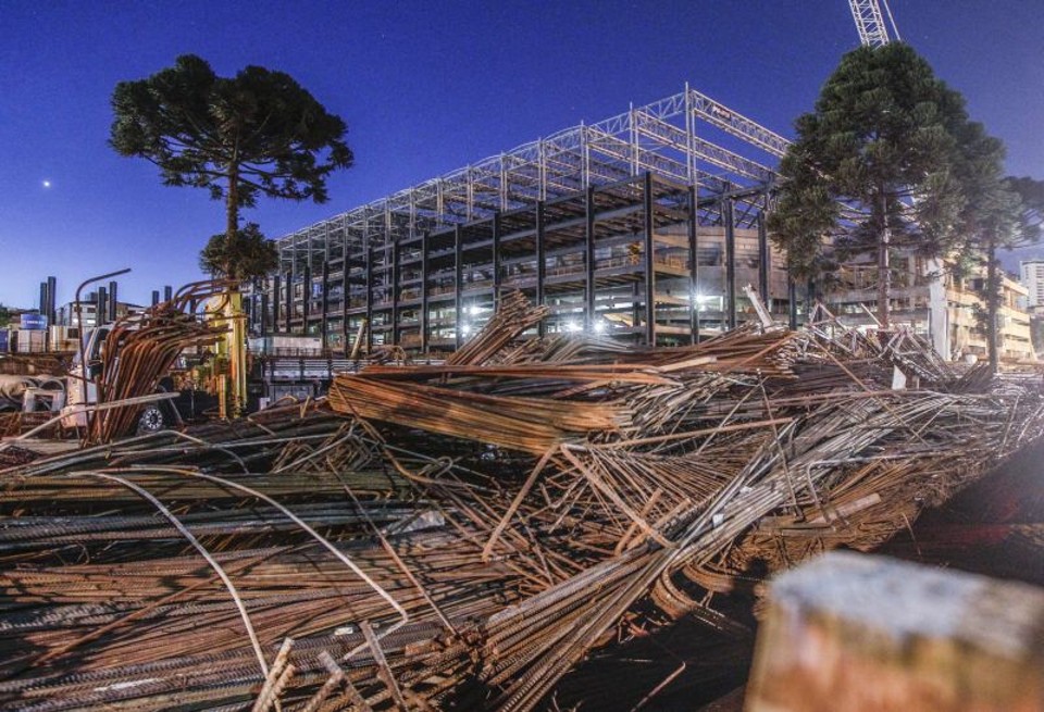Vista noturna da Arena da Baixada em construção. Jogos da Copa que o estádio atleticano receberá depois de pronto não empolgam os curitibanos | Daniel Castellano / Gazeta do Povo