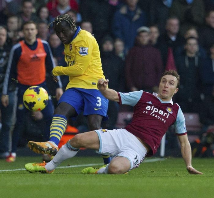 Sagna divide a bola com Nobble na vitória do Arsenal sobre o West Ham | EFE