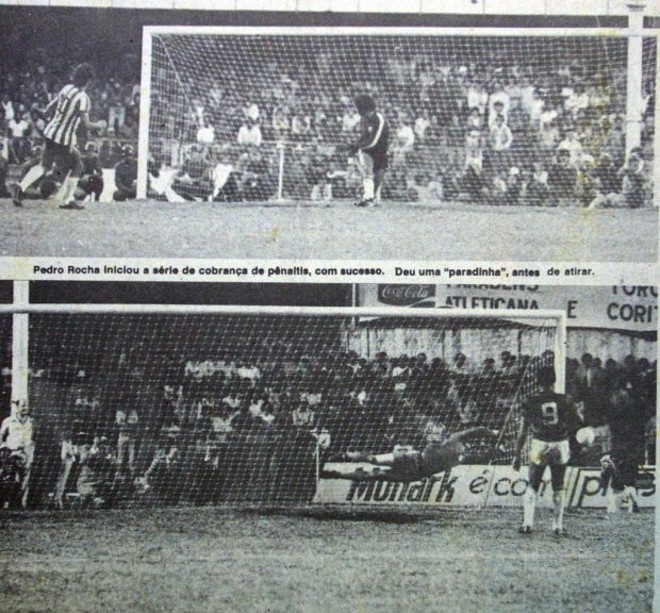 Reprodução da Gazeta do Povo de 1978: Pedro Rocha cobra pênalti na decisão por pênaltis em que o Coritiba conquistou o Paranaense em cima do Atlético |